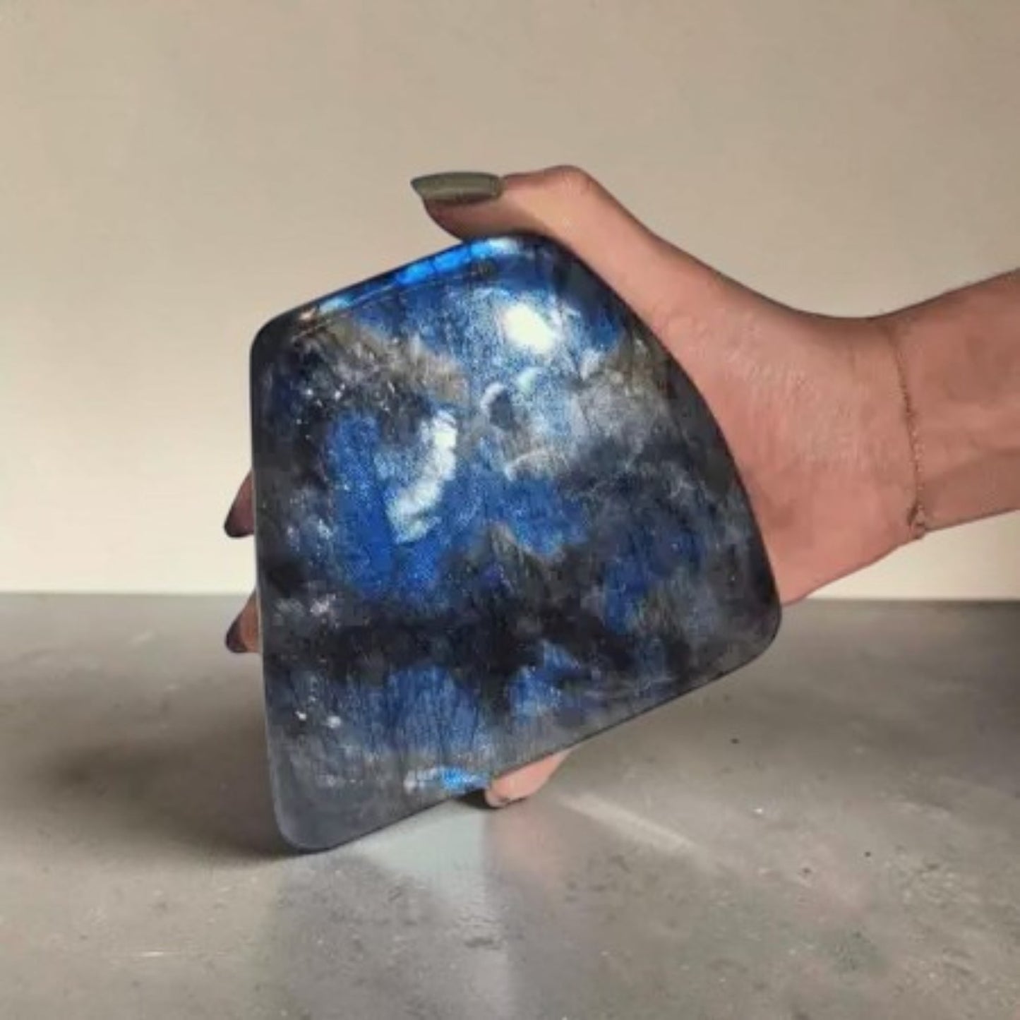 Labradorite de Madagascar 900–1100g – Pierre Décorative d'Exception