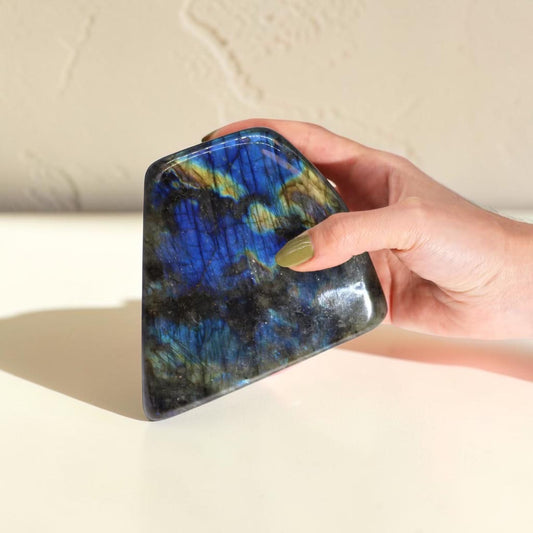 Labradorite de Madagascar 900–1100g – Pierre Décorative d'Exception