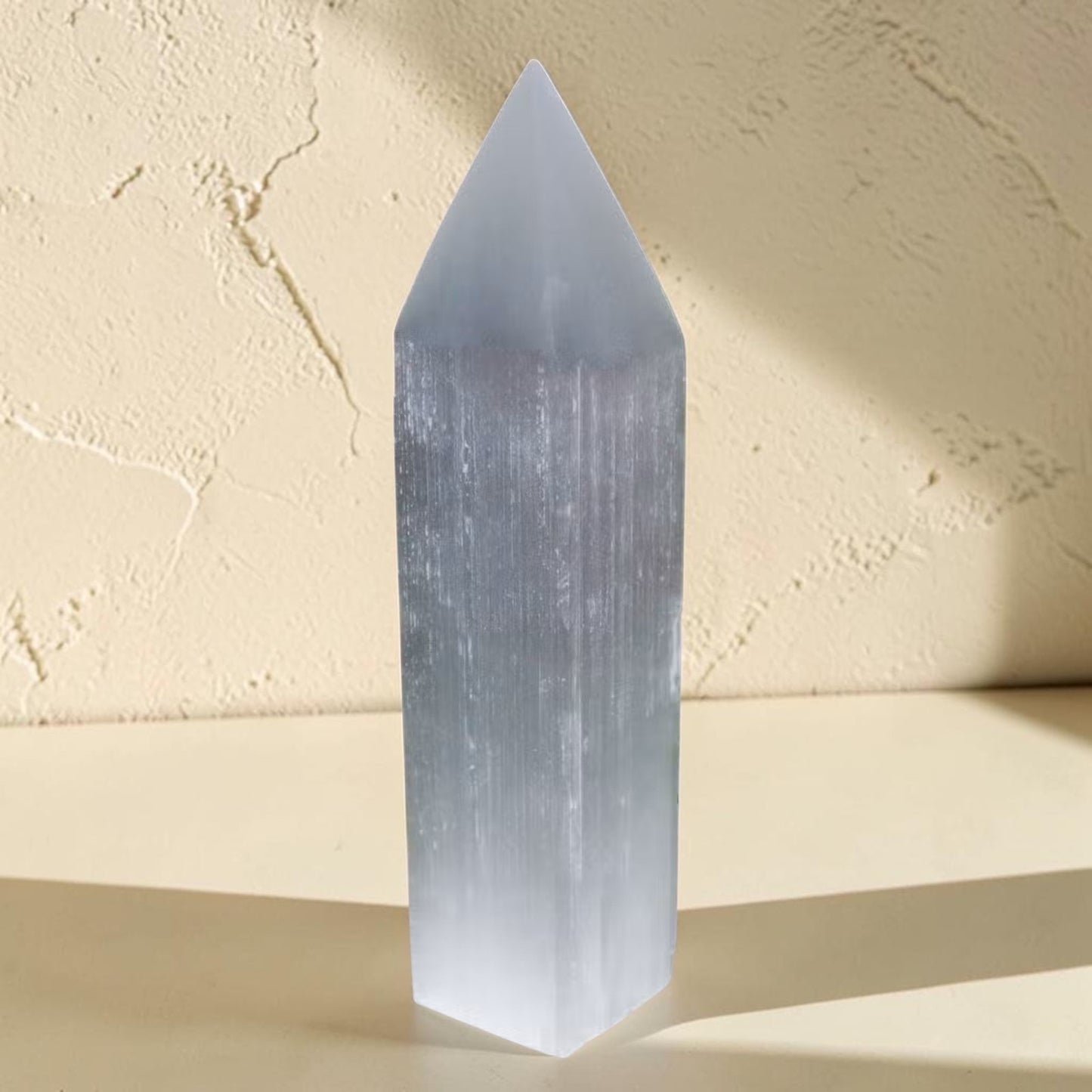 Tour en Sélénite Naturelle 20cm – Pointe Décorative Blanche