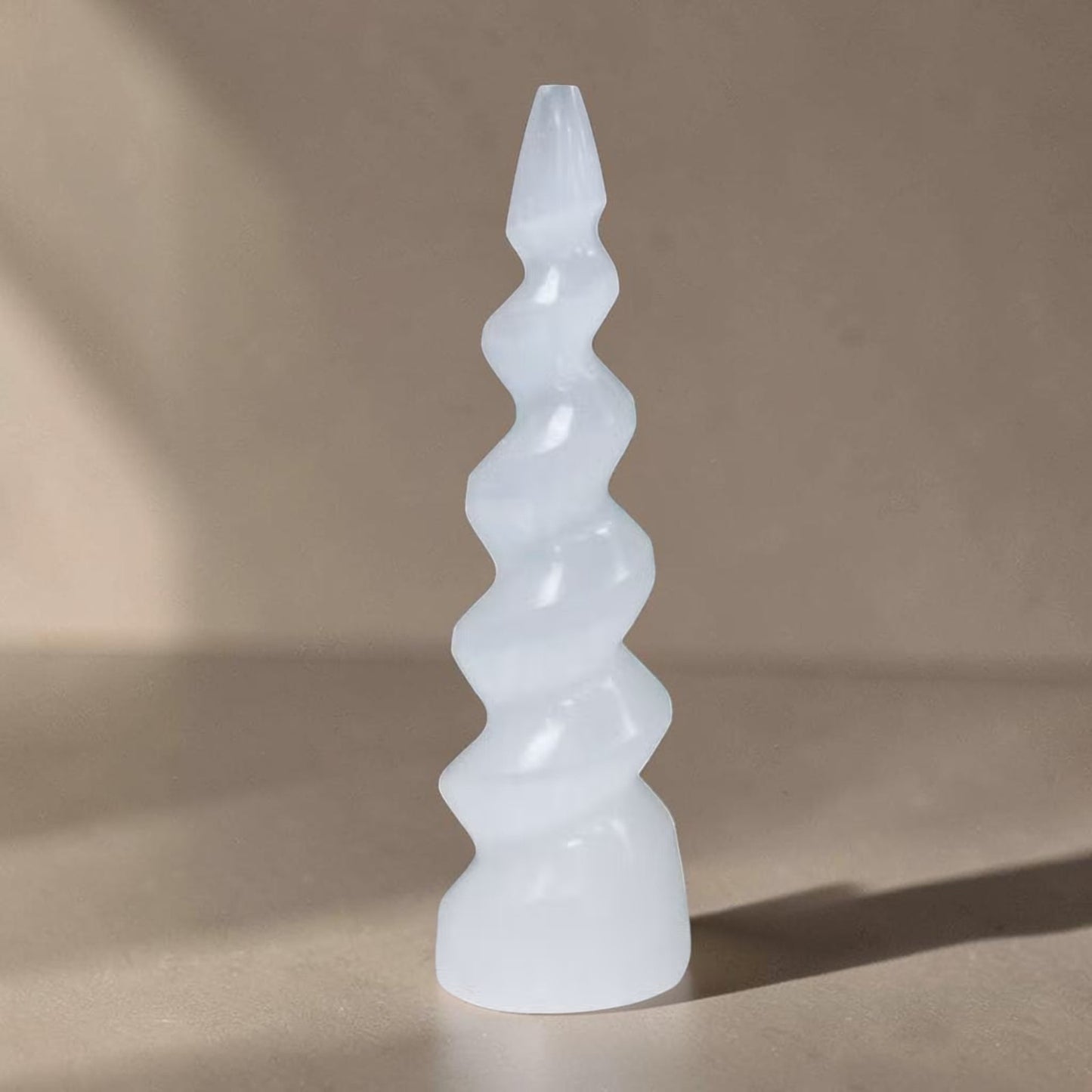 Tour Licorne en Sélénite 15cm – Sculpture Minérale Spirale