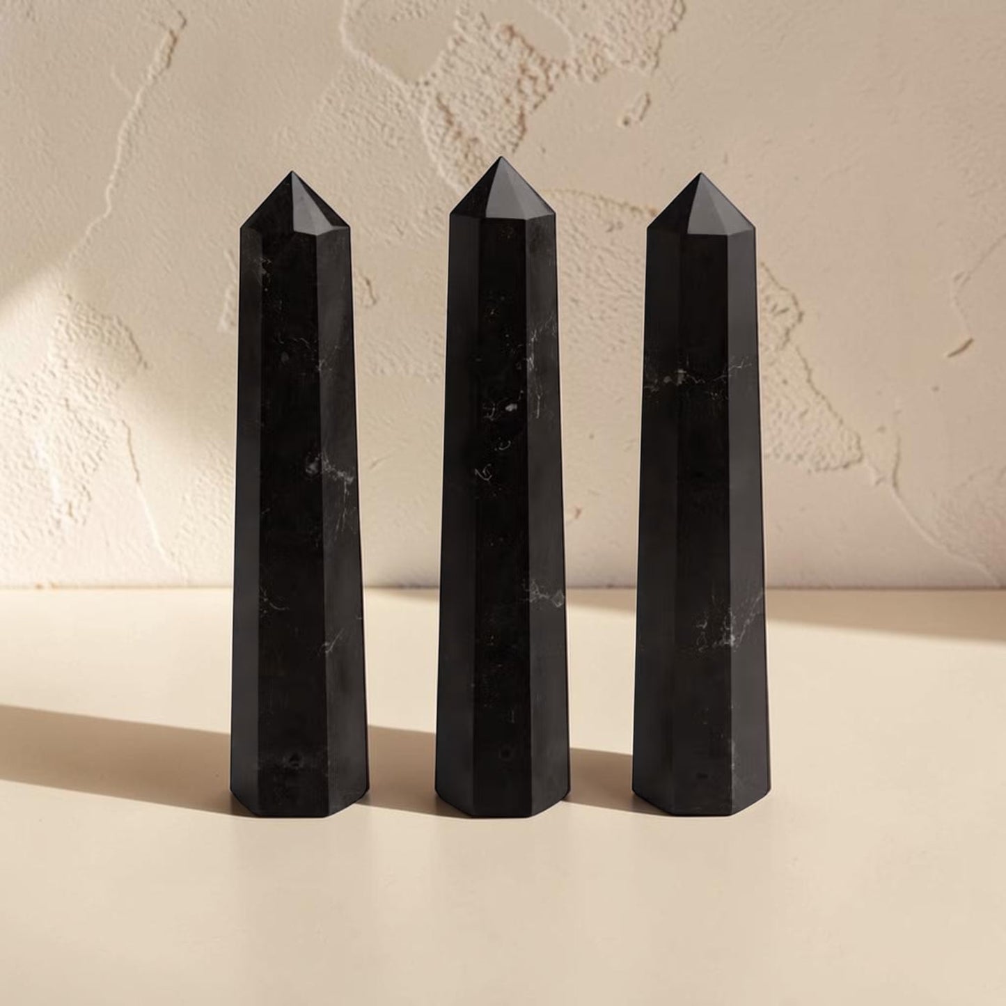 Obélisque en Tourmaline Noire 11cm – Pierre Naturelle Polie