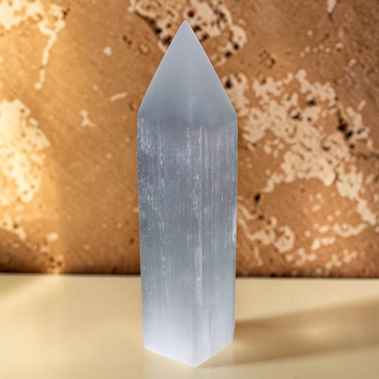 Tour en Sélénite Naturelle 20cm – Pointe Décorative Blanche