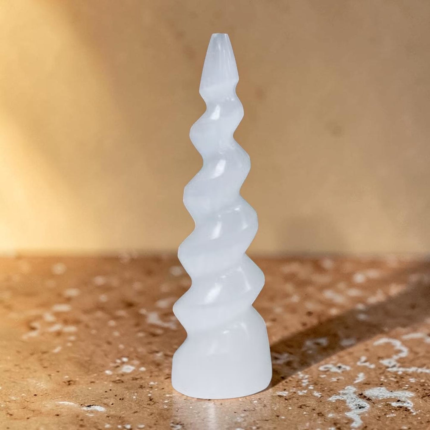 Tour Licorne en Sélénite 15cm – Sculpture Minérale Spirale