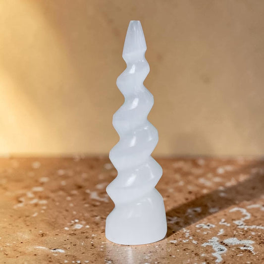 Tour Licorne en Sélénite 15cm – Sculpture Minérale Spirale