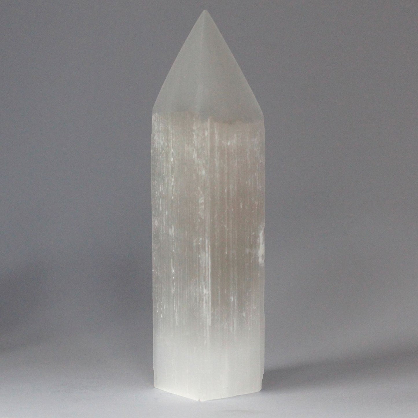 Tour en Sélénite Naturelle 20cm – Pointe Décorative Blanche