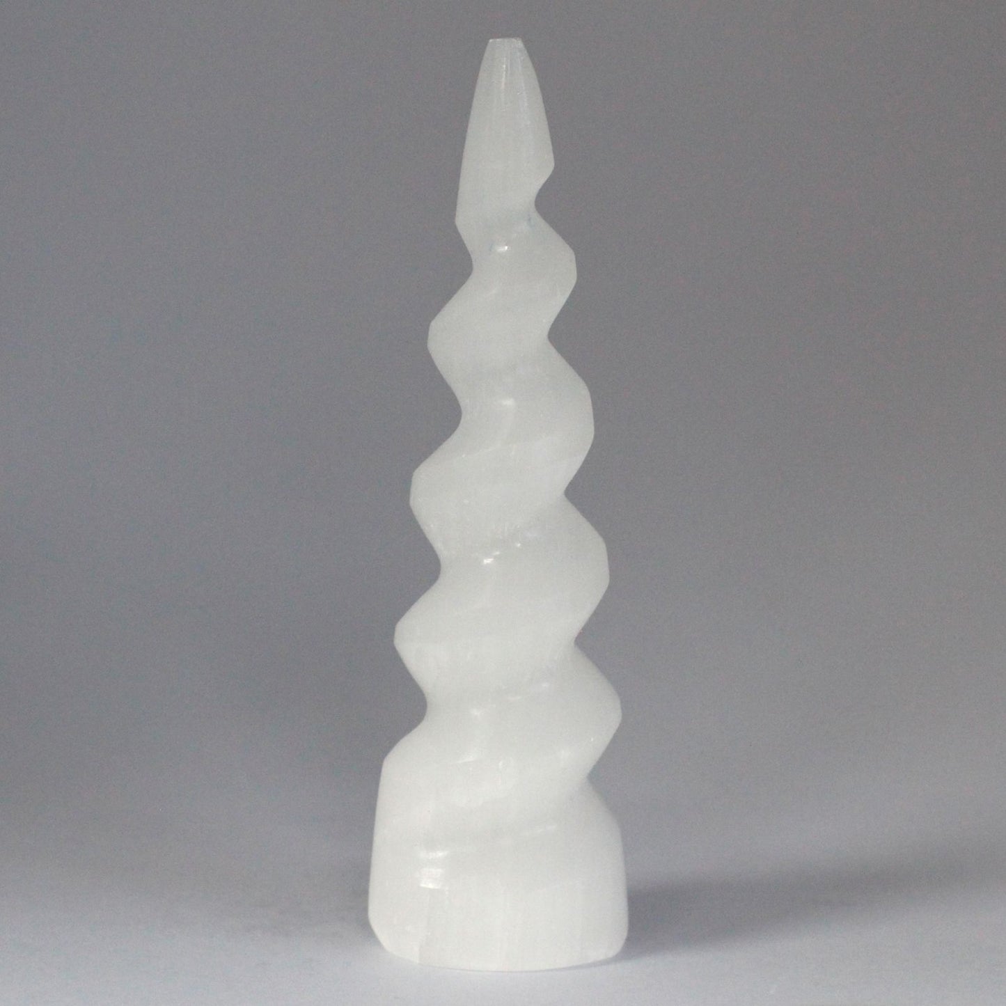 Tour Licorne en Sélénite 15cm – Sculpture Minérale Spirale