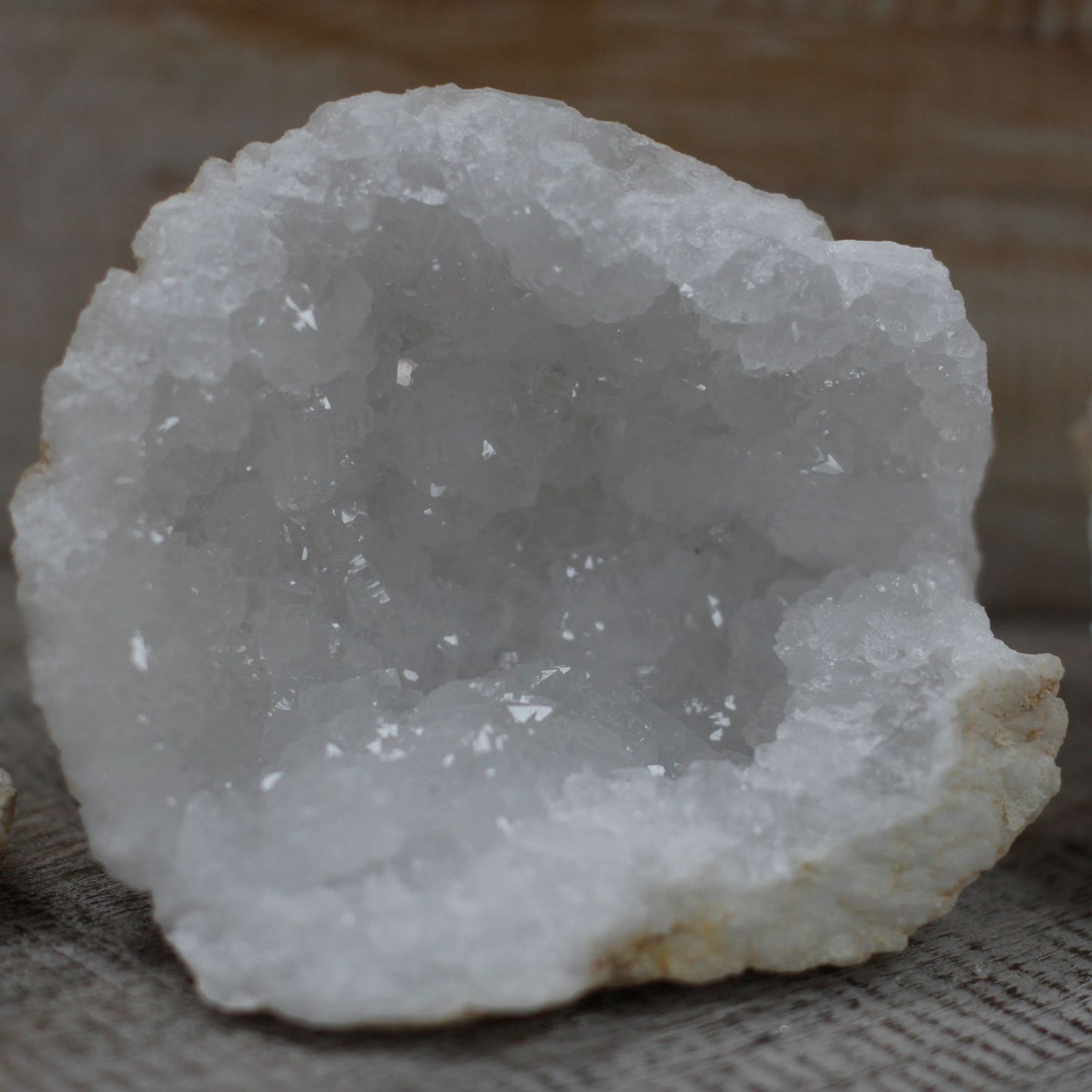 Géode Naturelle ouverte 8cm – Forme Brute & Reliefs Minéraux